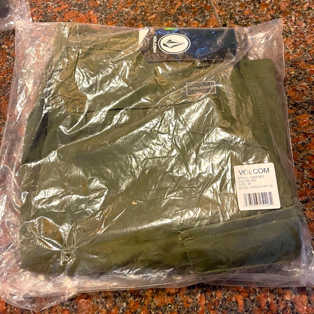 Volcom Cargo Shorts. Size 29